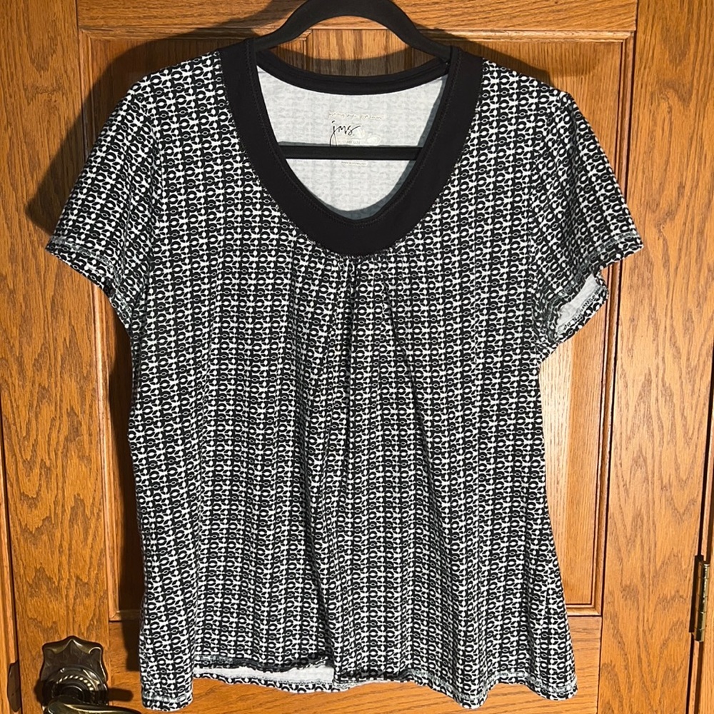 Black trimmed U Neck Tee